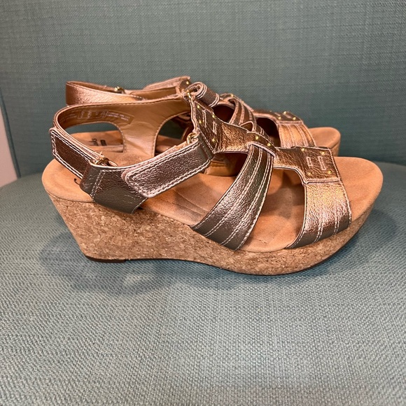 Clarks Collection Soft cushion metallic wedge sandal shoe women’s size 7.5 GUC - Picture 2 of 6